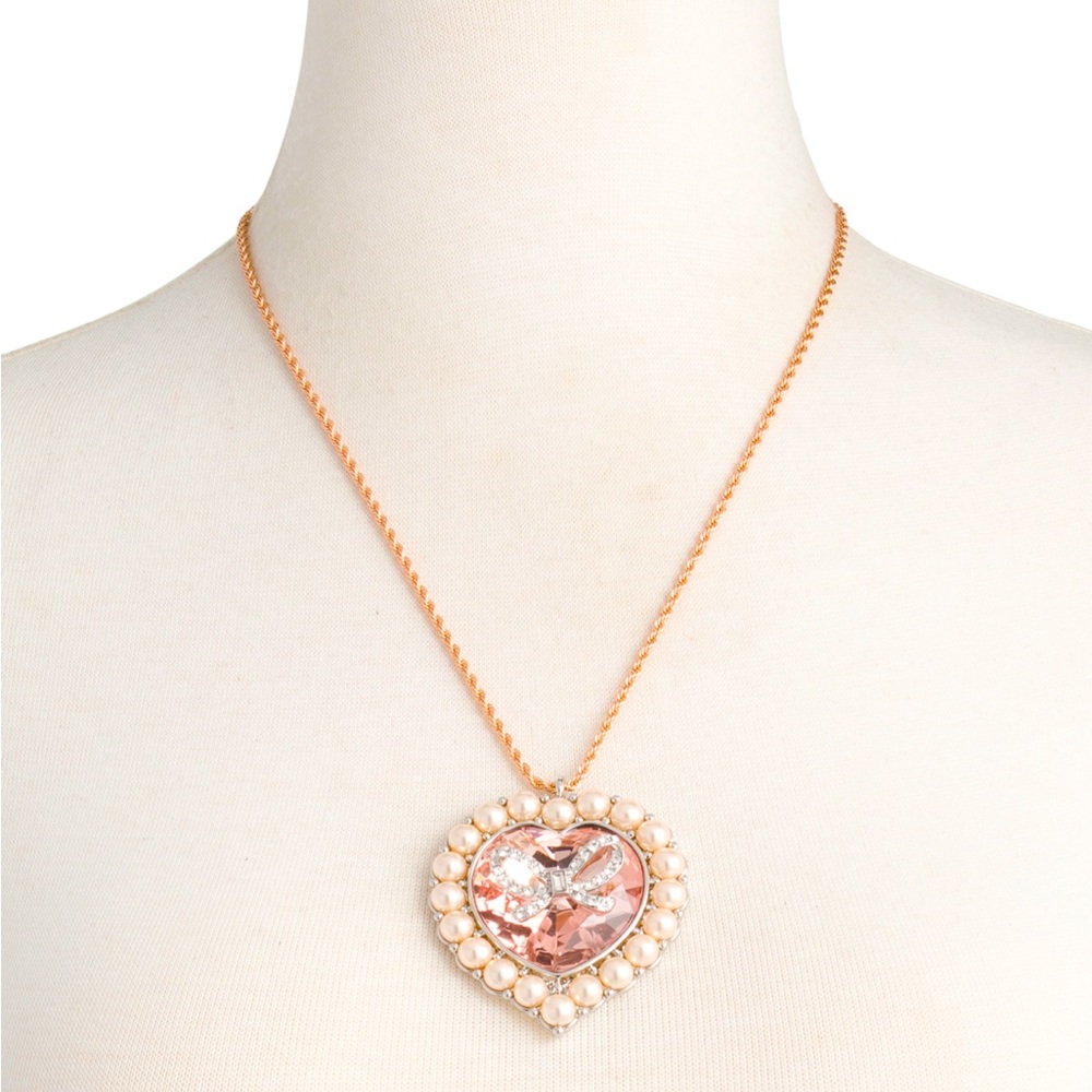 🌱 Betsey Johnson heart pendant necklace